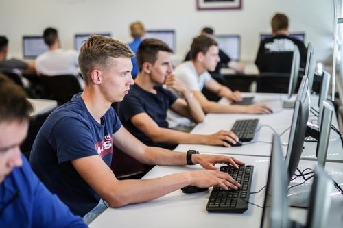 groupe_apprentis_salle_info_web_3